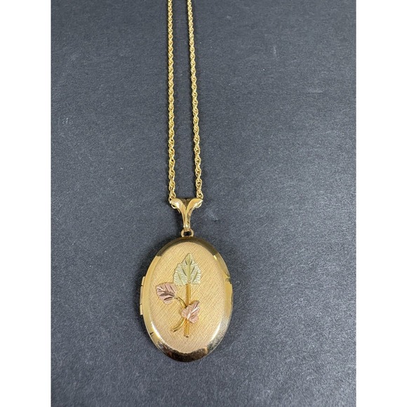 New Leaf Jewelry - Vintage Oval Locket Necklace 10K Gold Trim Tri Color Leaf Photo Pendant